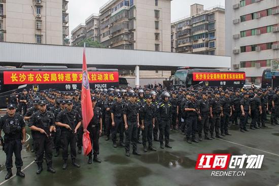 长沙公安特巡警大型拉动演练 无人机山地摩托