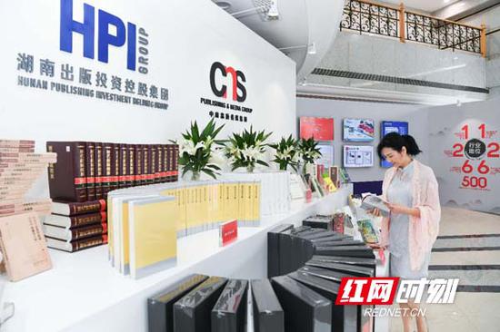 市民在湖南出版投资控股集团一楼大厅参观湘版图书精品展。冯竞萱摄