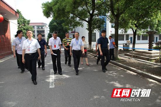 高考前一天 长沙教育局长帮考生“踩点”考场