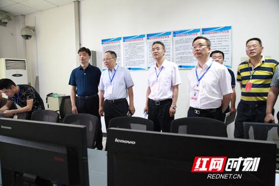 高考前一天 长沙教育局长帮考生“踩点”考场