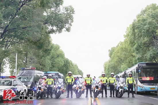 高考首日：高考路上 交警护航