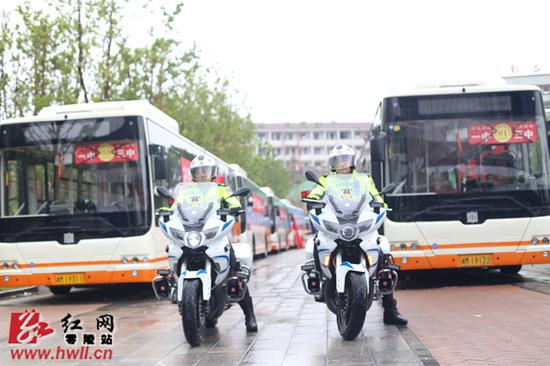 高考首日：高考路上 交警护航