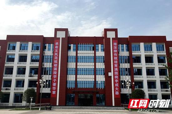 继深柳传统培育满园桃李成大器