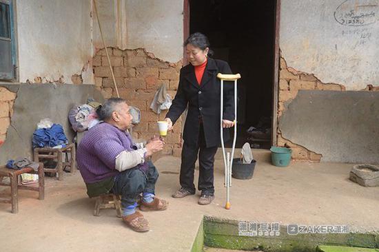 湖南好人 好媳妇张少辉照顾“爬行”叔叔40余年