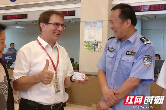 株洲发放全市首张“中国绿卡”这位德国人等了1年