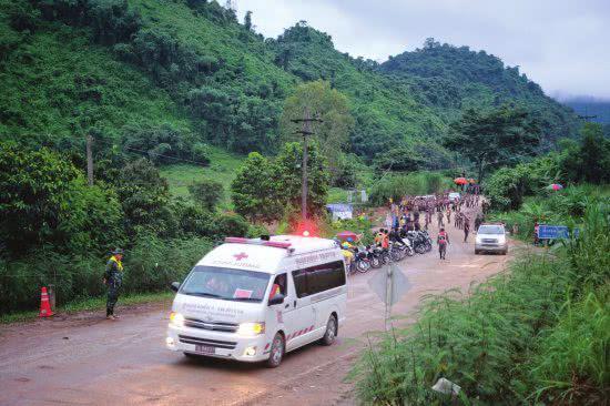 △ 7 月 8 日，泰国清莱，运送被解救出的少年足球队员的救护车。图 /CFP