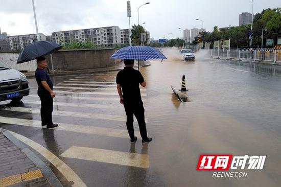 从7月11日晚开始，麓谷街道各社区安排专人24小时值守。