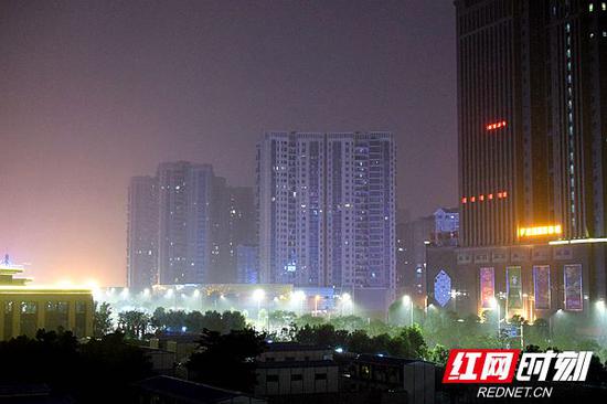 雨水笼罩中的湘潭街景。
