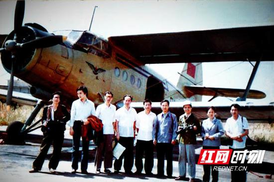 1986年，钟友援（右三）一行就是乘坐身后的这座小型飞机完成的高空拍摄。