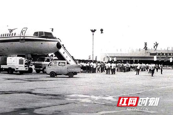  历时3年多时间，黄花机场于1989年8月19日竣工验收完毕。1989年8月30日正式通航。图为通航当天场面。