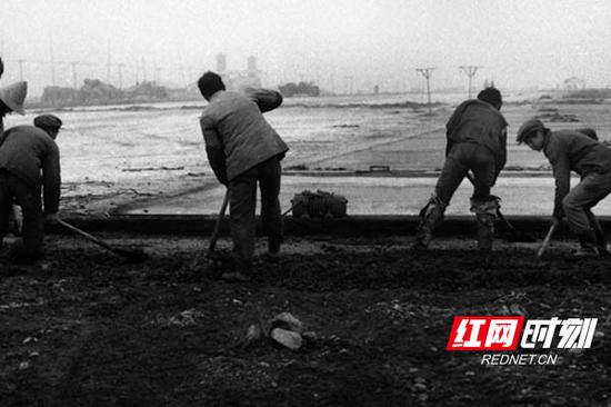 工人们在抢修黄花机场跑道。