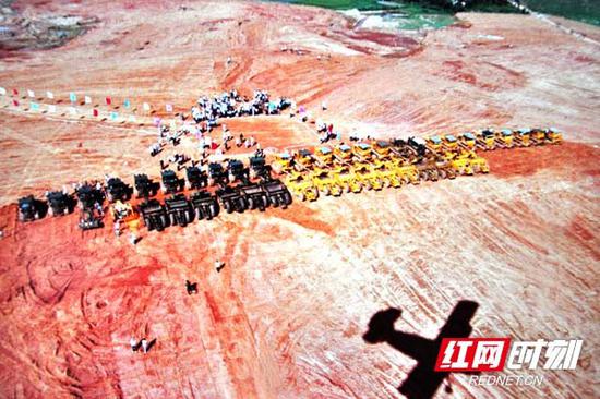 1986年6月25日长沙黄花机场正式破土动工。钟友援 摄