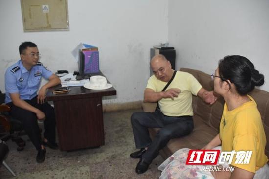 长沙望城区公安局丁字派出所民警邹鲁帮助七旬老人找回失散36年的女儿。