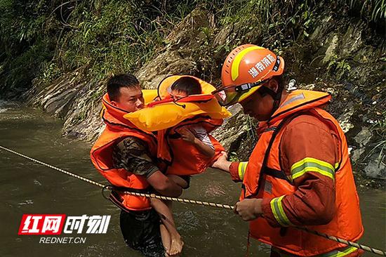 消防官兵正在救援被困游客。