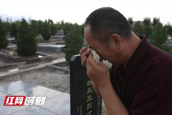 来到亲人的墓碑前,杜三元烈士的亲人潸然泪下。吕伊晗/摄