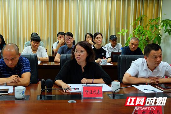 何家坳小学校长代表欧阳小珠发表自己的意见。