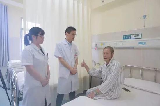 术后,曾先生为医务人员点赞