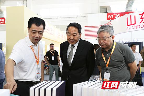   8月24日，中共中央宣传部副部长蒋建国来到中国国际展览中心新馆。在北京图博会湖南展台，听取湖南出版发展情况的有关介绍后，对“出版湘军”所取得的成果给予点赞。