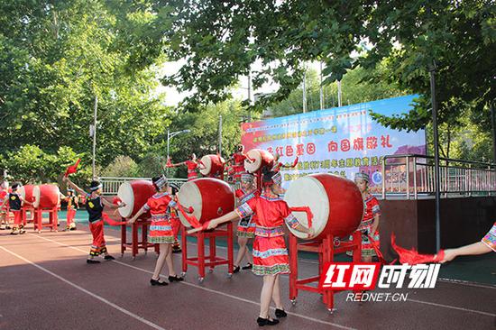 岳麓区湘仪学校开展“传承红色基因,向国旗敬礼”纪念抗战胜利73周年主题教育暨2018年秋季开学典礼活动。