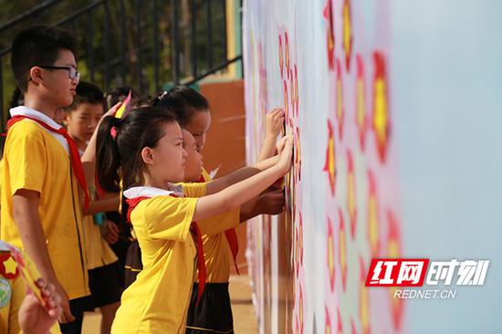 天心区实验小学学生粘贴胜利花。