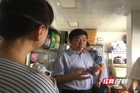 长沙市副市长邱继兴带队督查天心区“一桌餐”“私房菜”等无证无照餐饮单位专项治理工作。