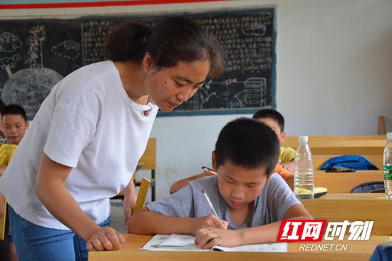 课堂上,彭向挨个检查学生作业,“做得慢一点的慢慢做,老师等着你们”。