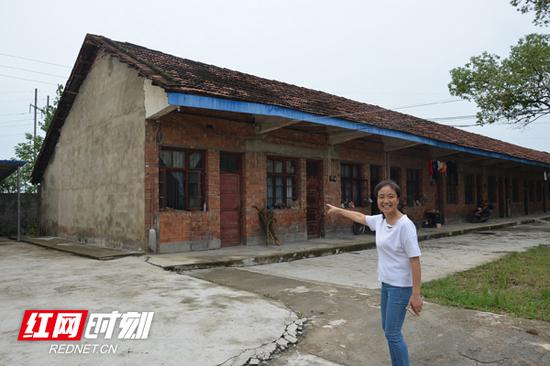 眼前这间低矮破旧的砖房,彭向住了10几年,女儿小时候在门上写下“苦中有乐”。