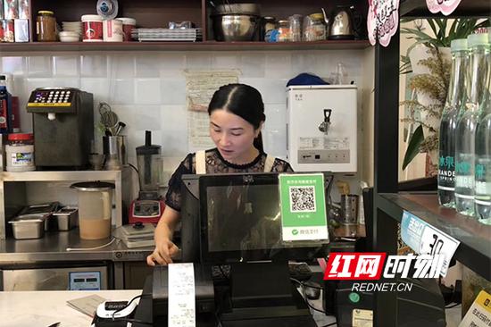 救人的袁女士,蛋糕店正常营业。