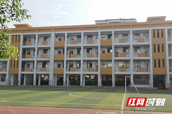 严家岗小学新建教学楼。