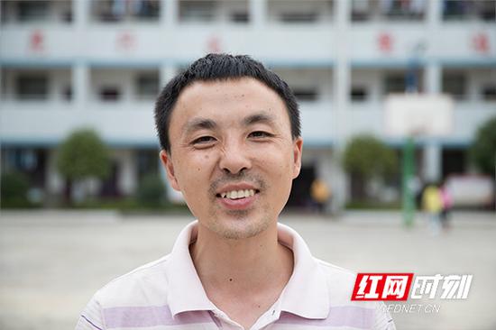 每天张利军的脸上总是挂着笑容,“跟孩子们待在一起,很容易被他们感染。”