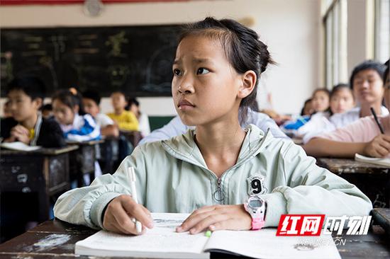 在这所山区中学里,有80%的是留守儿童。