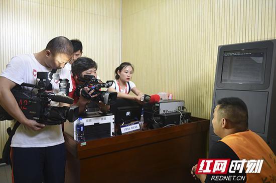 造谣者张某在拘留所接受媒体采访。