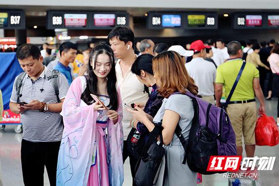 9月21日上午，长沙黄花机场在T1、T2两航站楼开展猜灯谜等有奖竞猜等活动。