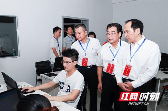 湖南省人民政府副省长、省公安厅厅长许显辉（右一）在中南大学考点巡考。