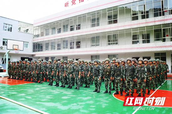 武警衡阳支队的四十余名特战队员闻令而动，立即开赴指定区域展开战斗。