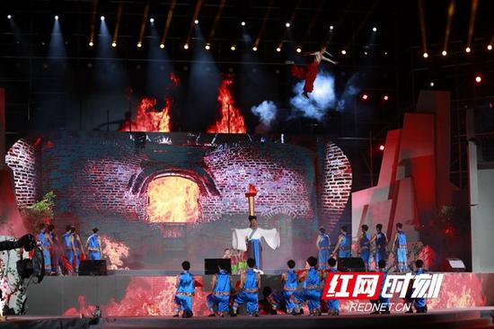 开幕式“湖南瓷旅之夜”,以多种方式向各国嘉宾讲述湖南“瓷旅”故事。