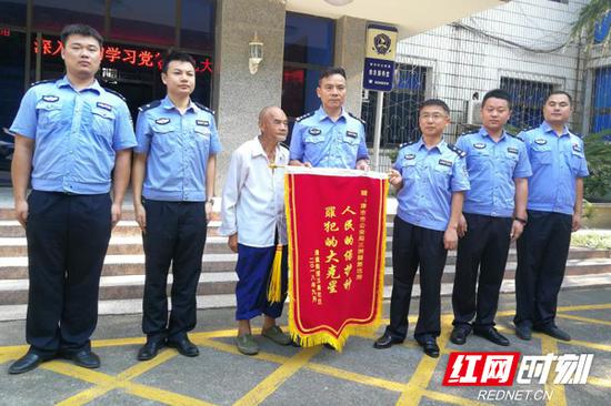 老人送上锦旗表谢意
