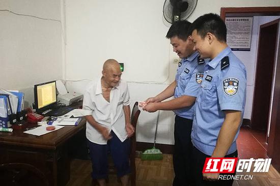 受害老人王大爷从手警手上领回被追回的养老钱