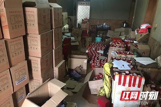 警方查封存放假酒的仓库。