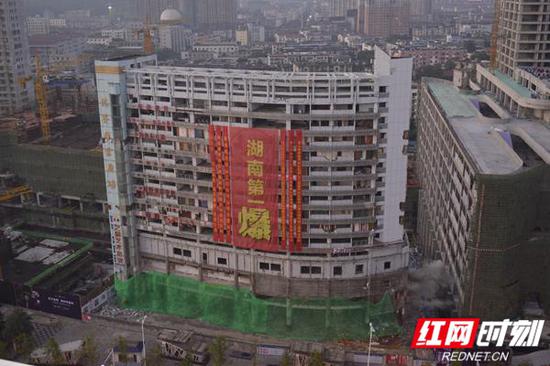9月29日6时06分,岳阳市岳阳楼区东茅岭商业步行街南辅道片区(棚户)旧城区改造项目德赛广场实施爆破。