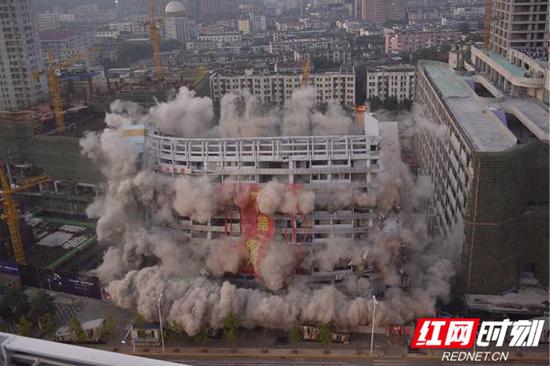 爆破瞬间。
