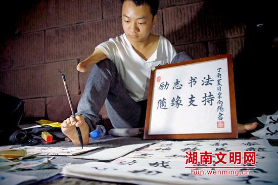获评“助人为乐湖南好人”的李向阳是湘西一名志愿者。图片来源:湖南文明网