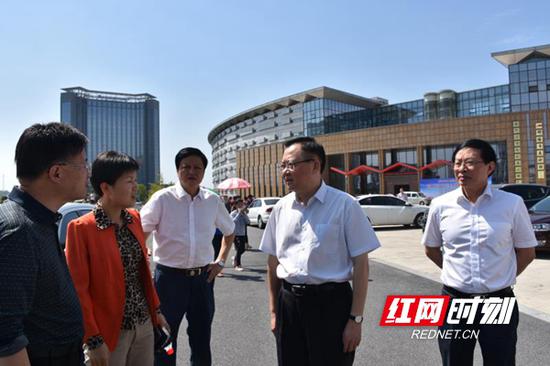 在文化艺术中心，邵阳市委书记龚文密（右二）询问“五馆一中心”的安全保障情况。