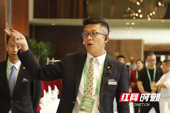 第四届对非投资论坛在长沙举行期间,金茂梅溪湖精选酒店宴会运营总监王慧在为大会的欢迎晚宴做准备工作。
