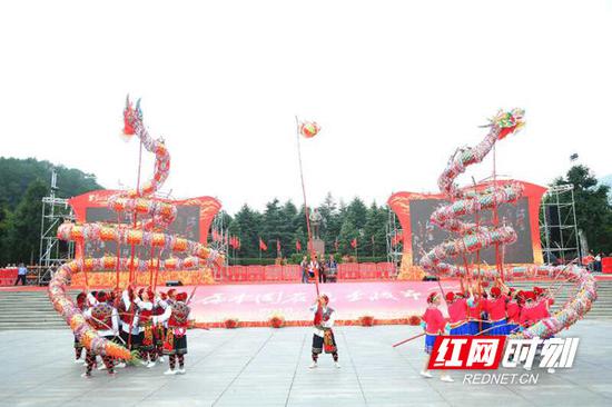 9月21日,第一届中国农民丰收节湖南庆祝活动主会场韶山,农民们舞龙庆丰收。