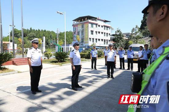 督导组在高警局邵阳支队隆回大队督查国庆安保工作。