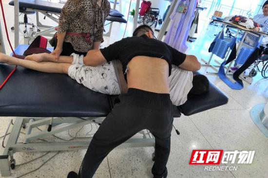 网友笑称:这是一位“刺猬”医生。(网友供图)