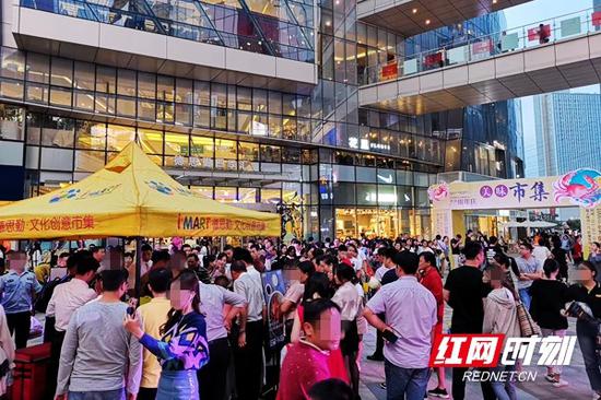 长沙商场上演人气PK,城南某商场集市现场。