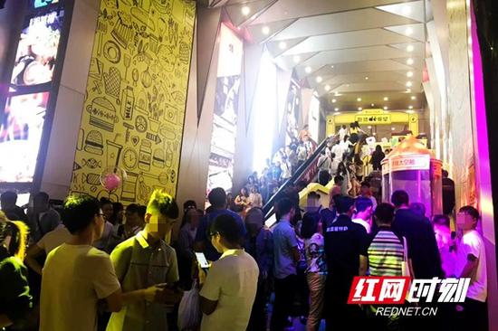 华远悠优港入口处,餐饮消费人群扎堆。