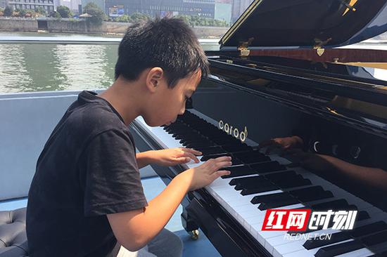 来自长沙的小小“钢琴家”刘梓辰,弹奏了一段D大调小奏鸣曲,用音乐与国际友人交流。